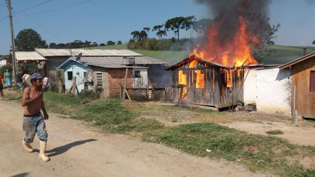 Incêndio destrói casa em Bocaina do Sul