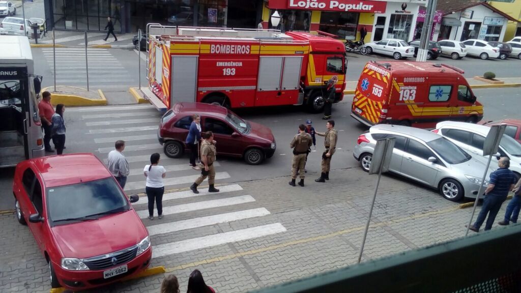 Colisão entre carro e ônibus deixa um ferido no bairro Pinheiros