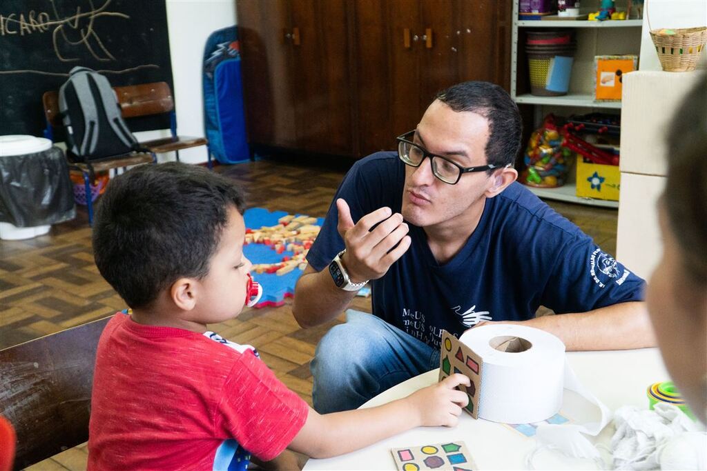 Fotos: Beto Albert (Diário) - Ícaro Saldanha Chaves, de 4 anos, está se familiarizando com libras.