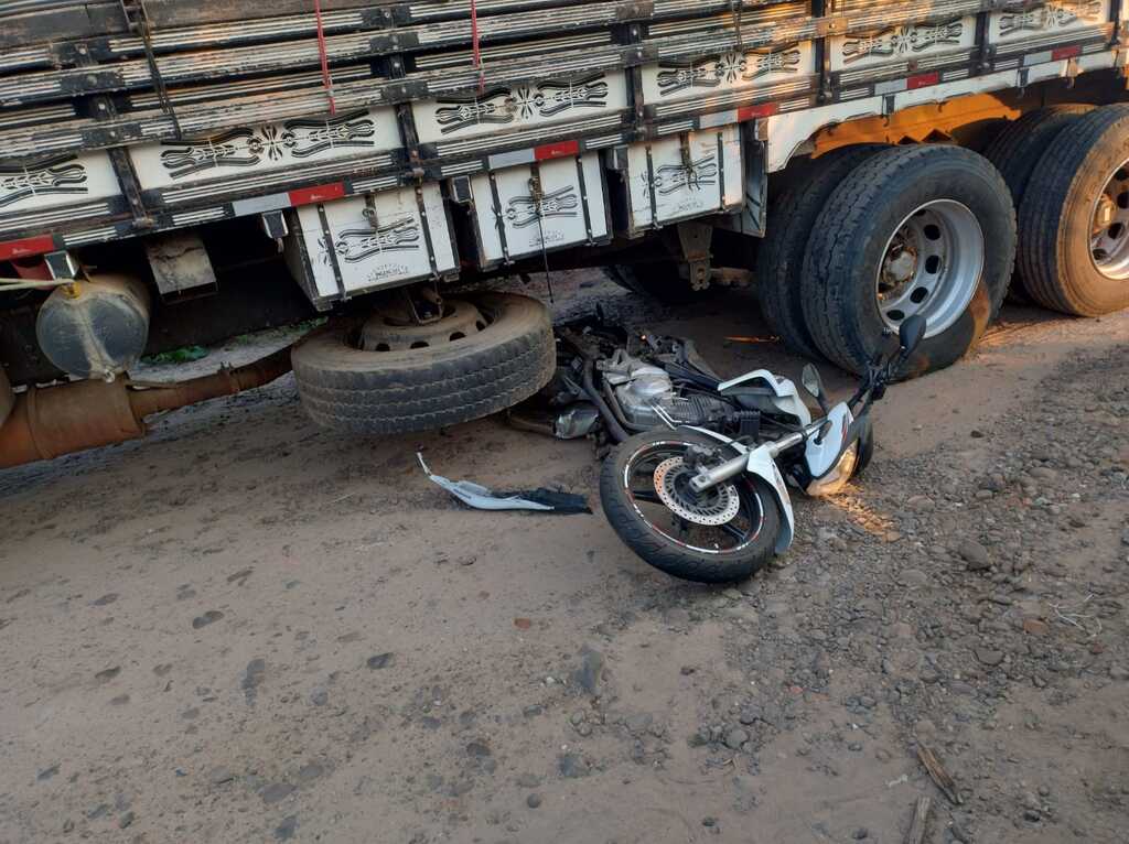 Colisão entre moto e caminhão causa a morte de dois irmãos na ERS-348, em Dona Francisca