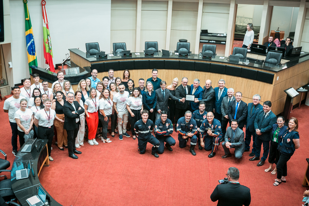 Parlamento homenageia FAHECE pelos 30 anos de atividades