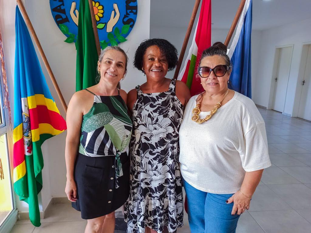 APAE DE PASSO DE TORRES CONTA COM NOVA DIRETORIA E EQUIPE DE DIREÇÃO