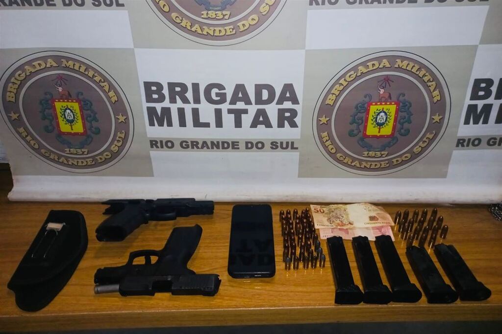 Foto: Brigada Militar - Pistolas, munições, carregadores e dinheiro foram apreendidos com os suspeitos