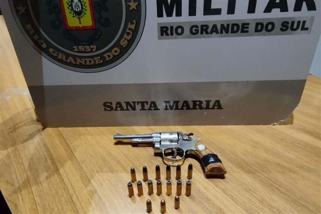 Foto: Brigada Militar - Revólver calibre 32 e 19 munições foram apreendidos com o suspeito