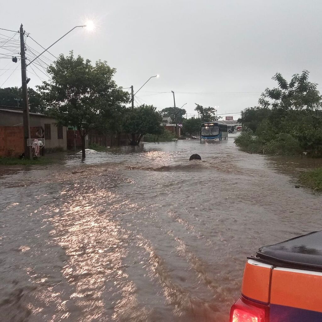 Autor desconhecido - Defesa Civil - Muitos bairros ficaram intransitáveis.