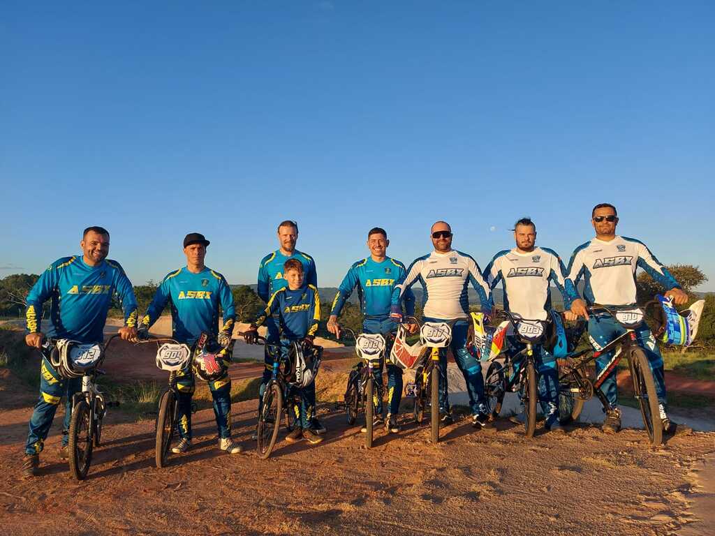 Pilotos da Associação Santamariense de Bicicross entram na pista para disputar a 2ª etapa do Campeonato Gaúcho