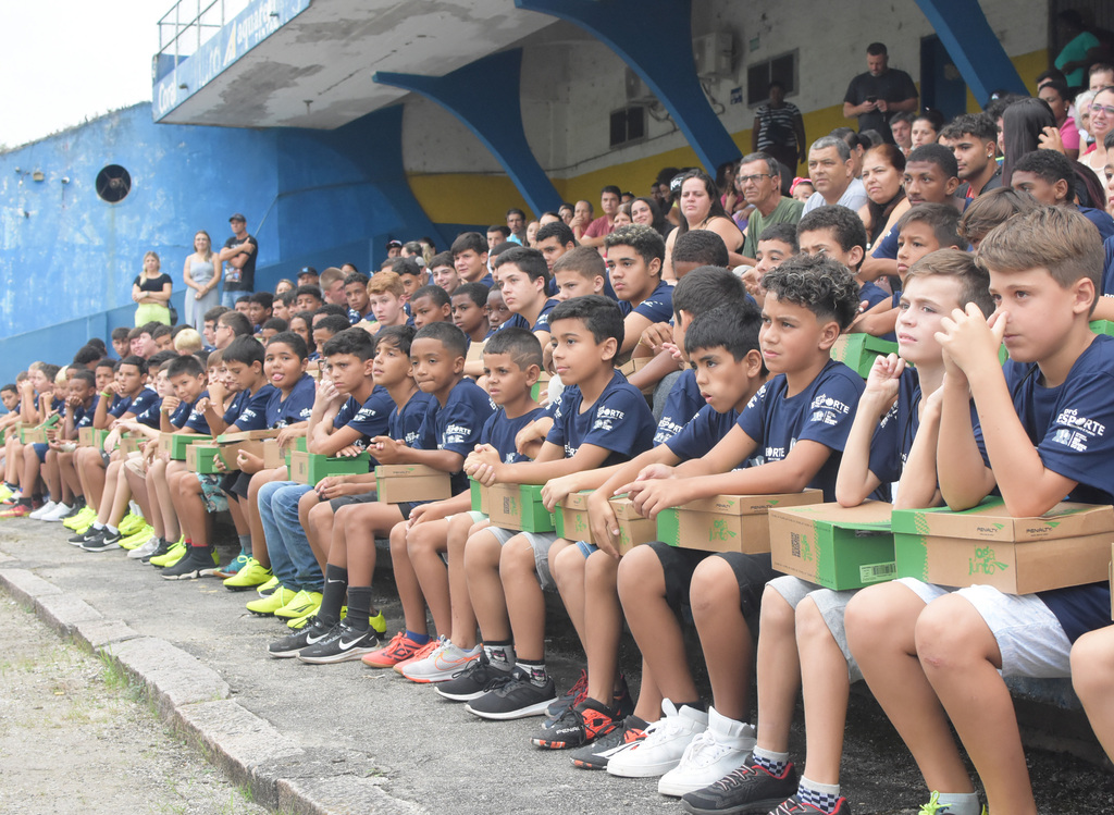 Projeto que beneficia jovens da rede pública de Pelotas com aulas de futebol é lançado