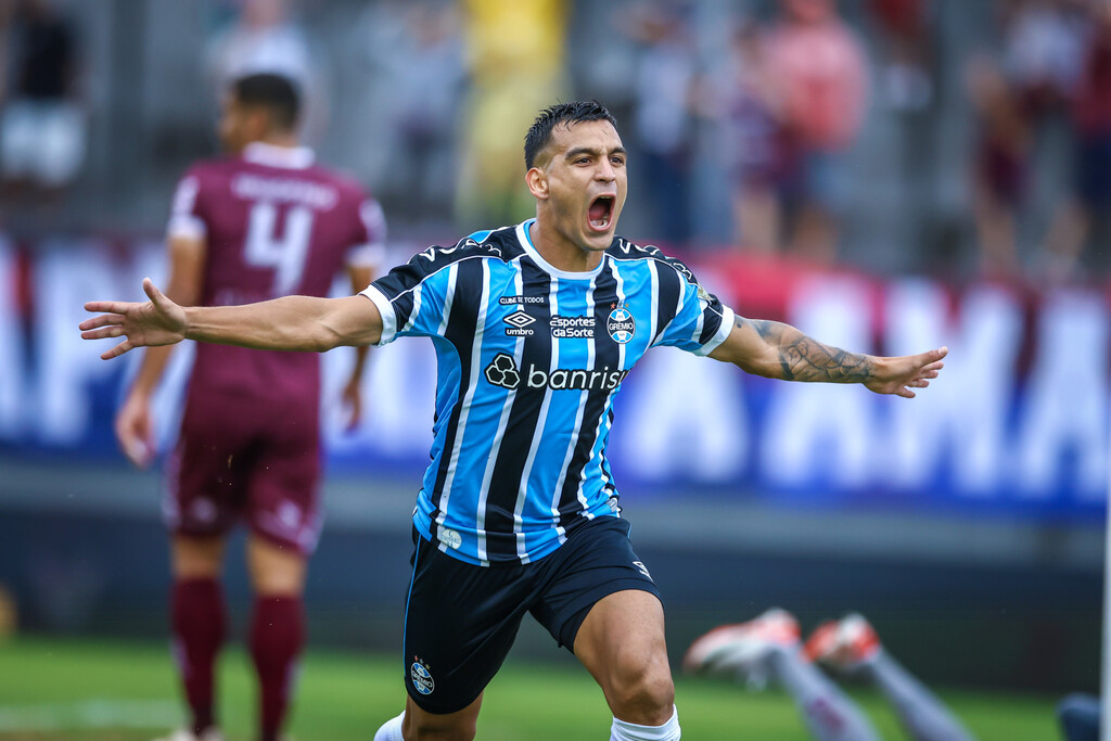 Foto: Lucas Uebel - Grêmio - Camisa 10 pegou rebote de própria finalização durante a primeira etapa e inaugurou o marcador