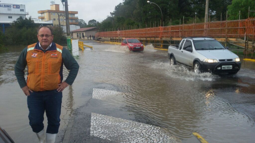 Ponte está parcialmente submersa na Avenida do Trabalhador, no bairro Fátima