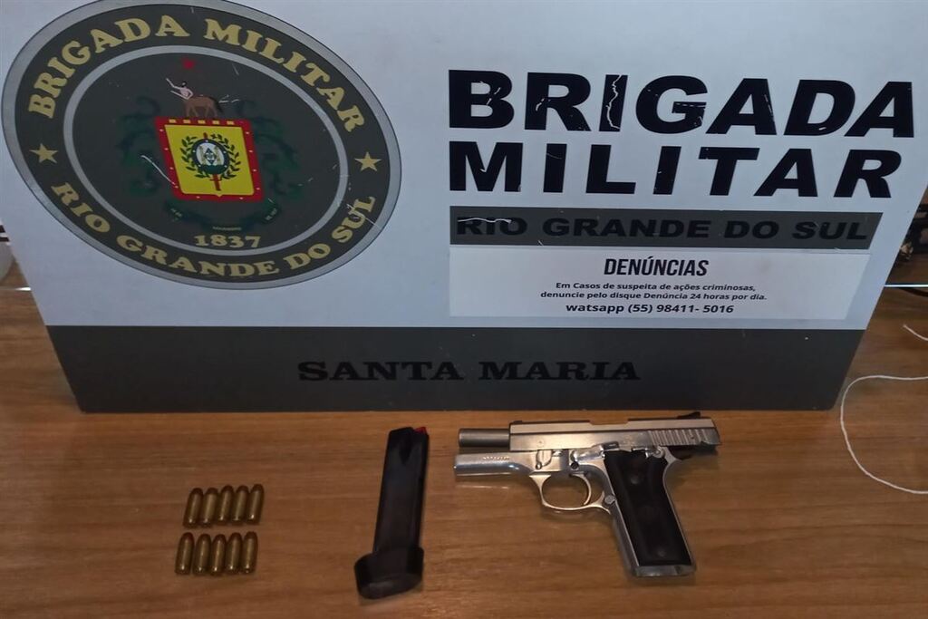 Foto: Brigada Militar - Pistola foi encontrada em uma casa desocupada no Bairro Pinheiro Machado