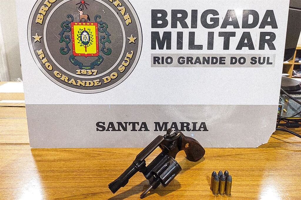 Foto: Brigada Militar - Revólver calibre 38 e seis munições foi apreendido pela Brigada Militar