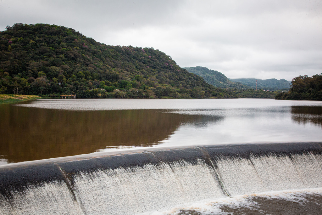 Elevação do Rio Ibicuí-Mirim e falta de energia elétrica provocam desabastecimento de água em Santa Maria; Corsan trabalha para restabelecer o serviço