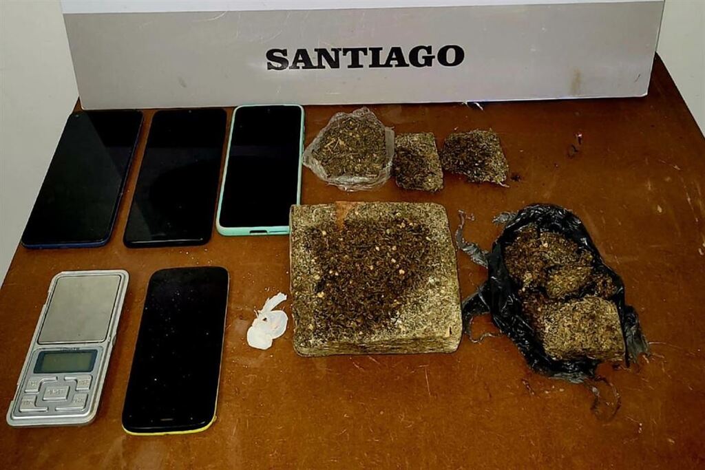 Dupla é detida por tráfico de drogas em Santiago