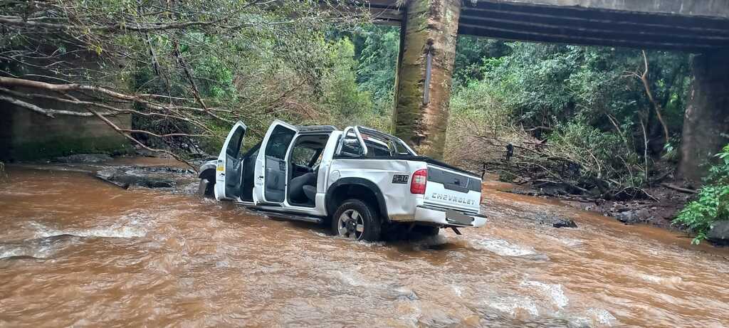 Saída de pista com queda de veículo de ponte é registrada na região