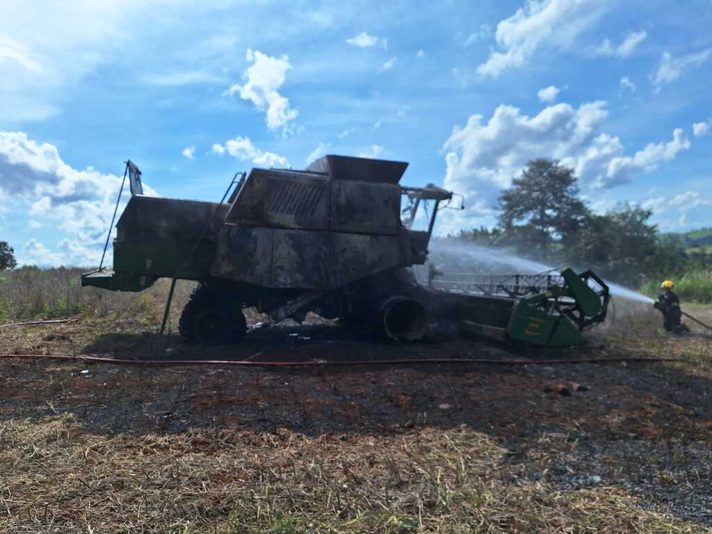 Incêndio em máquina agrícola é registrado em Riqueza