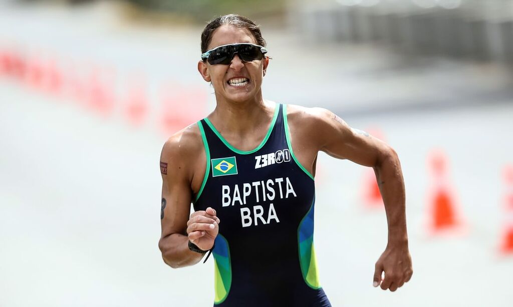 Triatleta Luisa Baptista dá primeiros passos após sofrer atropelamento