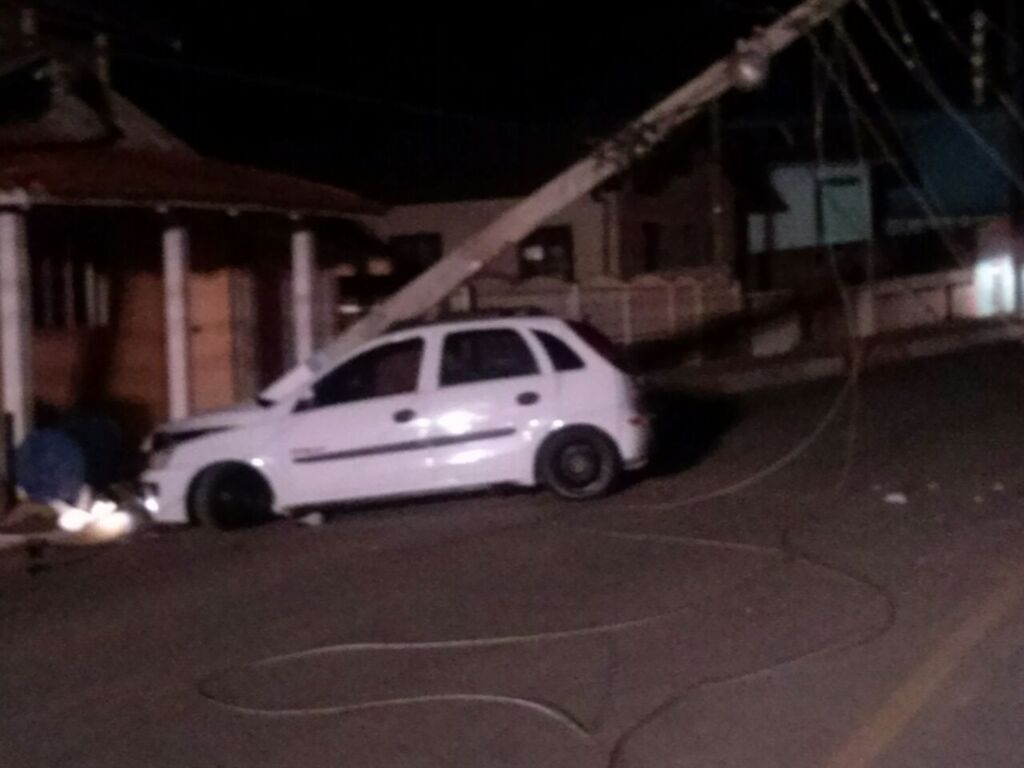 Motorista bate em poste no bairro Santa Catarina, deixa parte da cidade sem luz e foge na madrugada