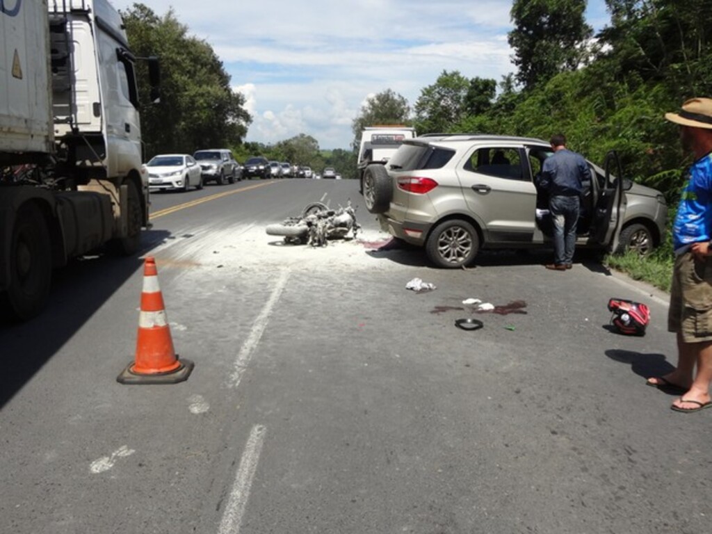 Acidente deixa motociclista morto e passageira gravemente ferida em Pouso Redondo