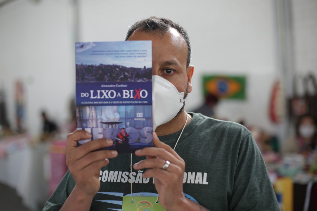 Reciclador de Porto Alegre lança livro na Feicoop