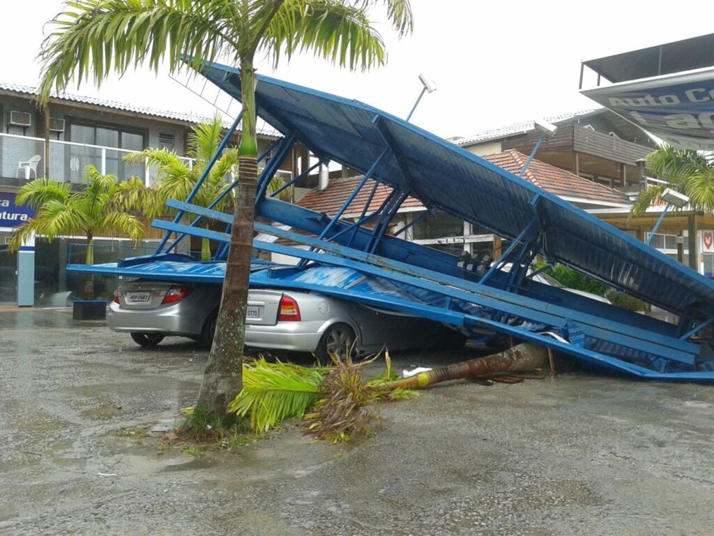 Temporal e ventos com mais de 100 km/h provocam estragos na Grande Florianópolis