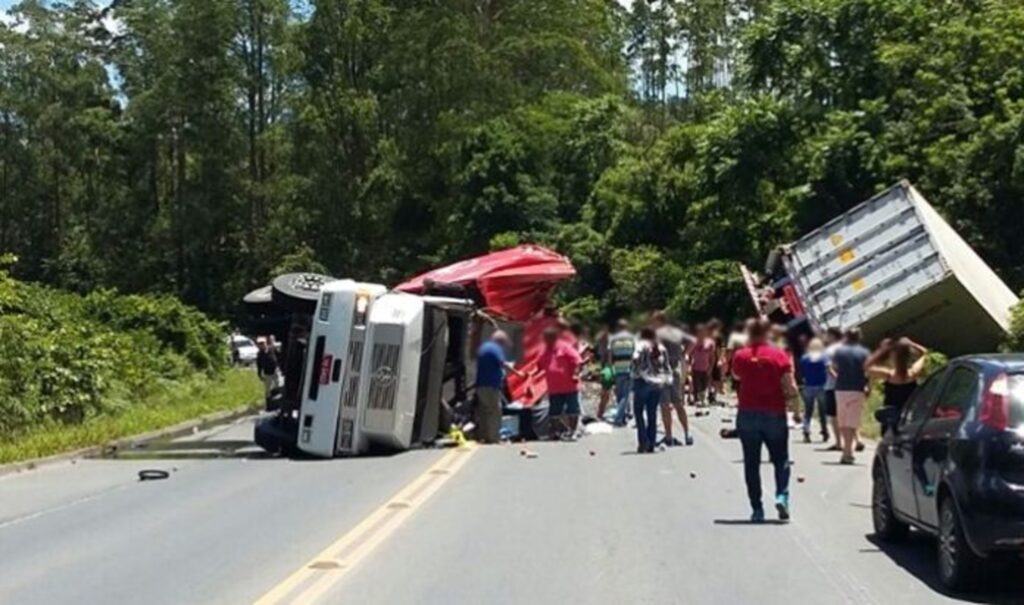 Acidente entre duas carretas deixa motorista preso às ferragens na BR-470, em Trombudo Central