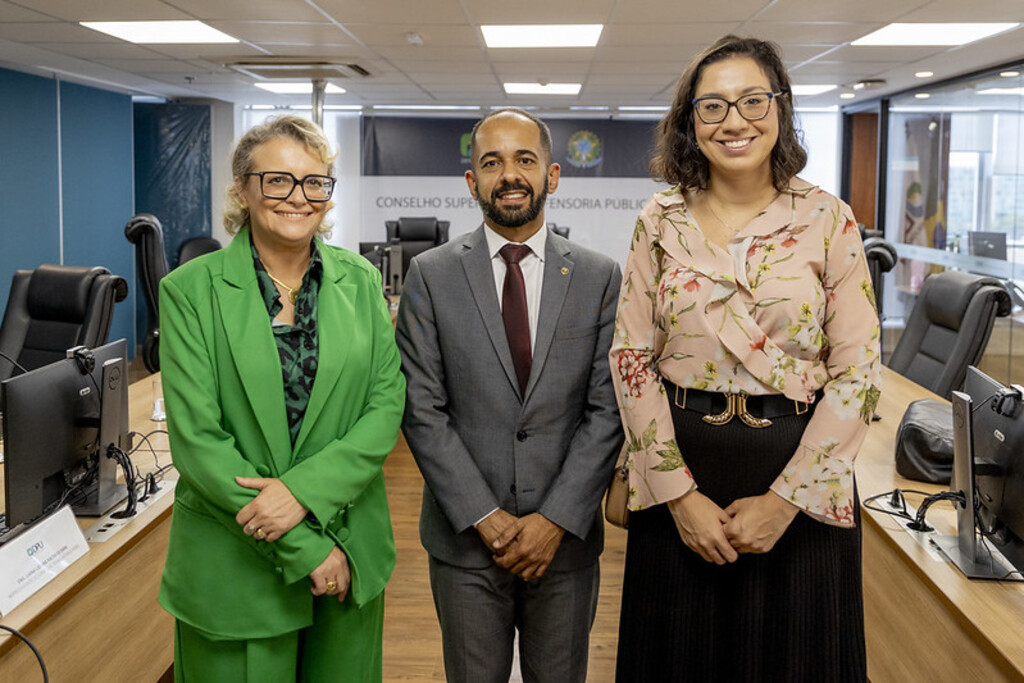  - presidente da Anadef, Luciana Bregolin; defensor público-geral federal, Leonardo Magalhães; e Érica Meireles de Oliveira Coordenadora-Geral de Articulação de Políticas Públicas da Secretaria de Acesso à Justiça do Ministério da Justiça