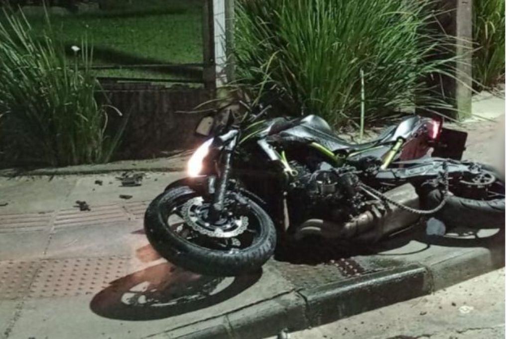 Jovem de 19 anos morre após colidir motocicleta contra muro no Sul de SC