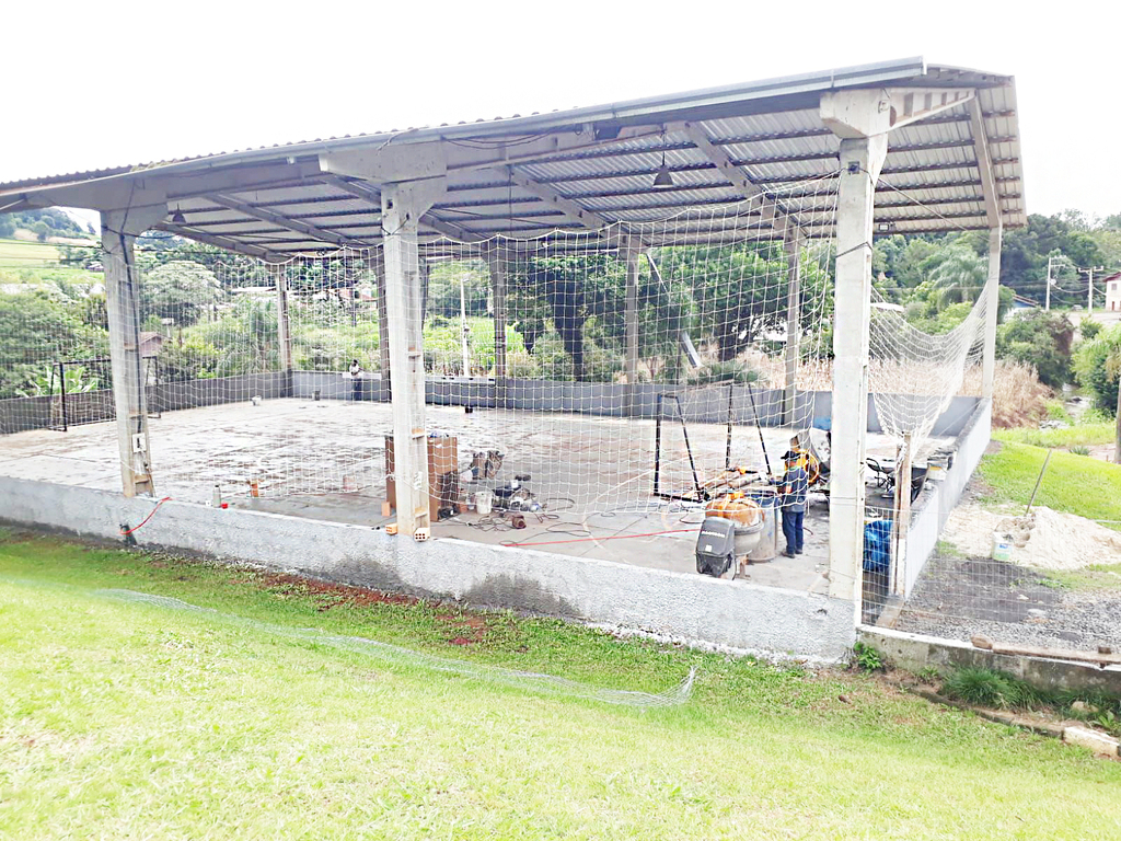 QUADRA DE ESPORTES DE ESCOLA DO INTERIOR DE PIRATUBA GANHA REFORMA