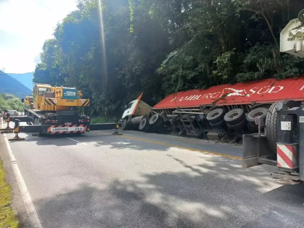 Serra Dona Francisca é totalmente interditada após acidente com caminhão