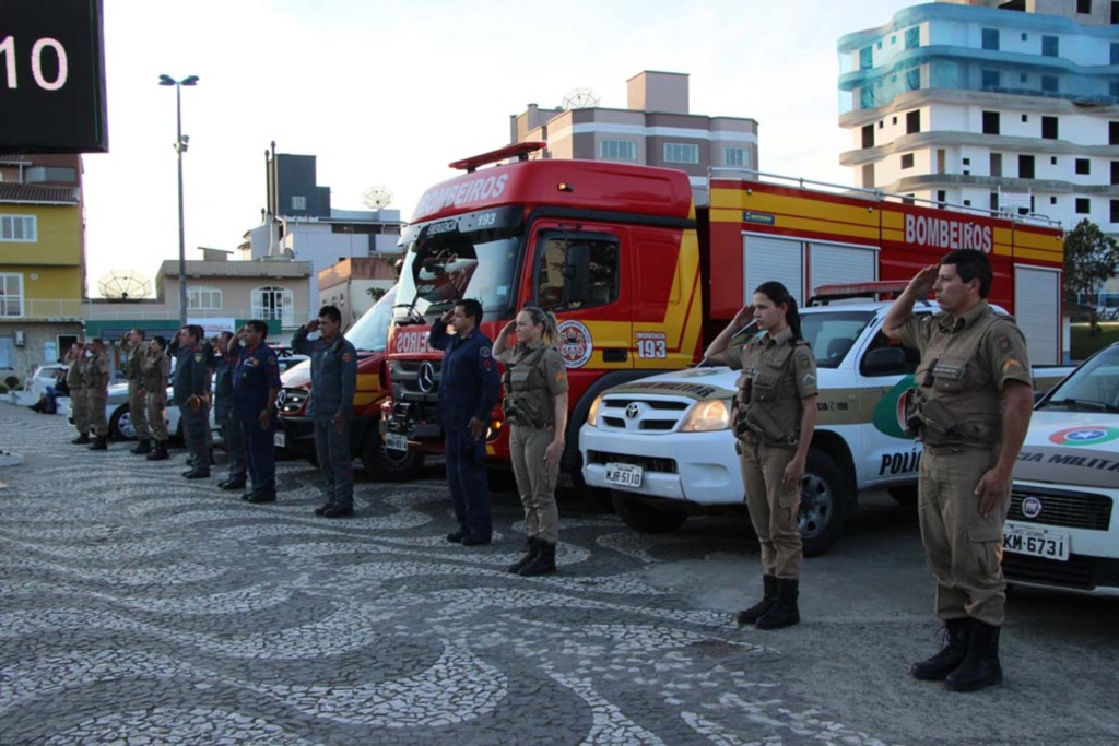 Tropa de Luto. Forças de segurança prestam homenagem a Policial morto no cumprimento do dever