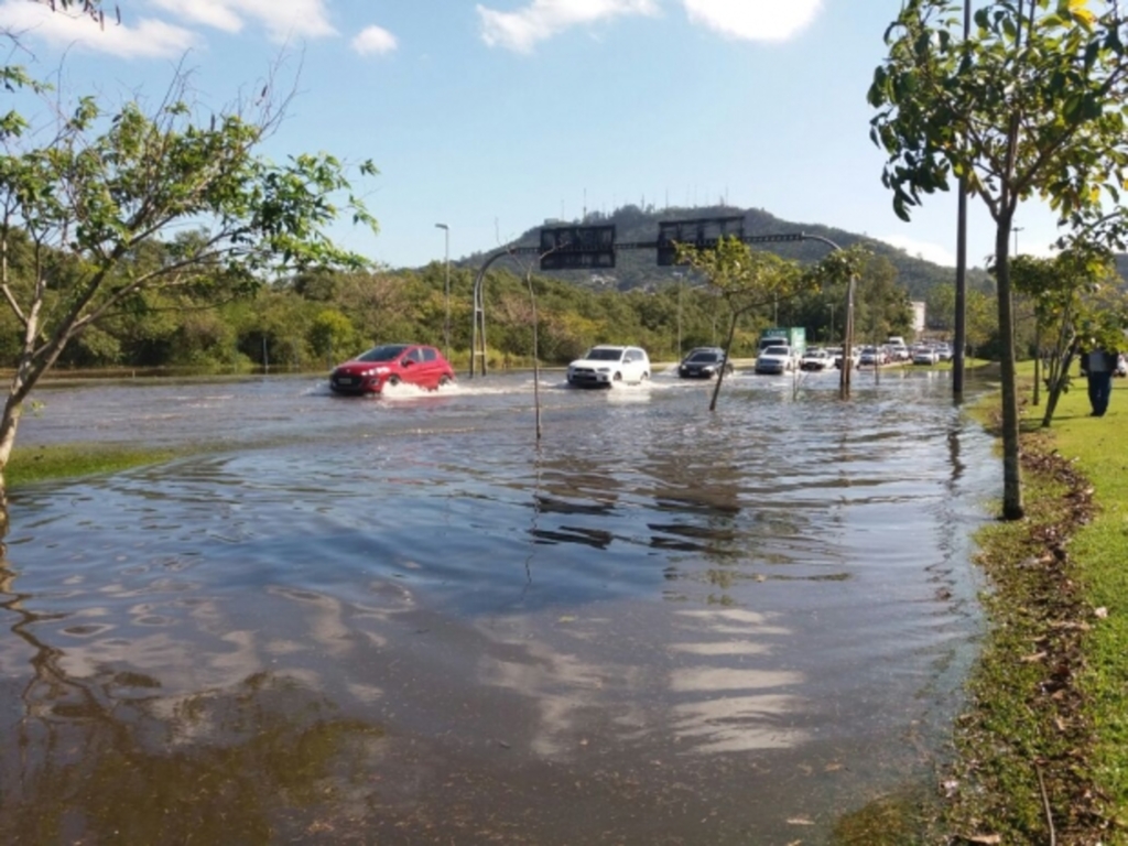 Maré alta causa transtorno no trânsito em áreas do litoral de SC