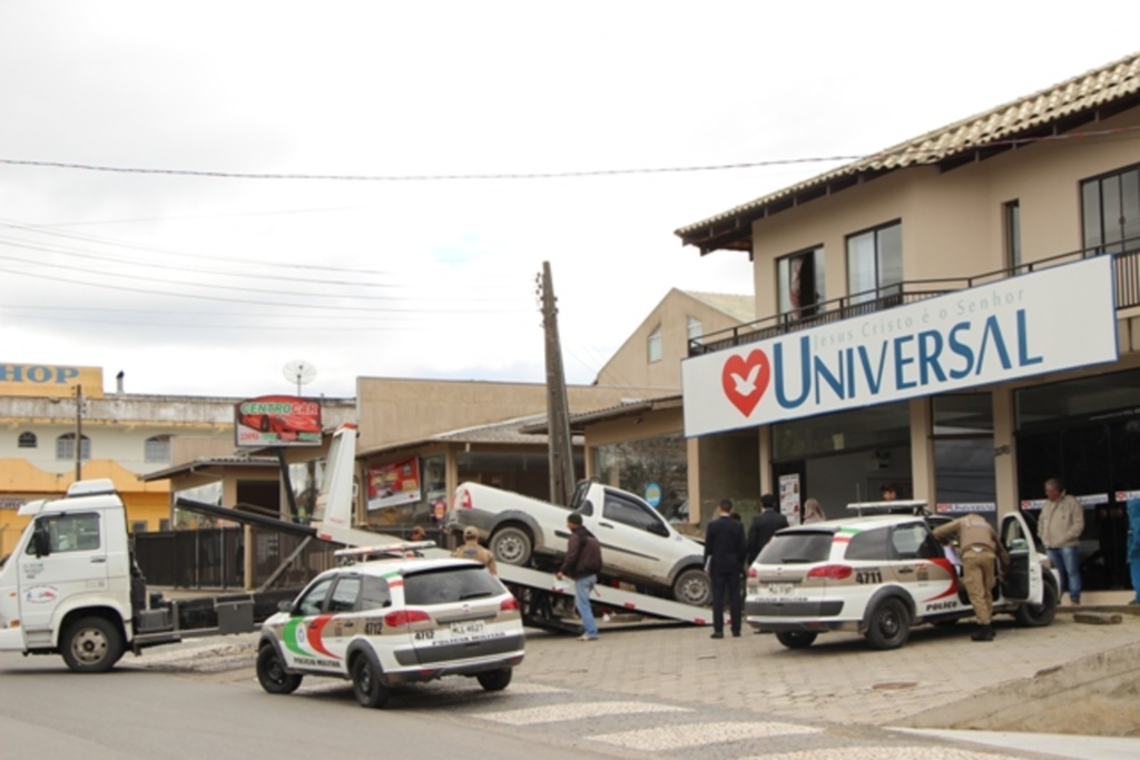 Carro entra em igreja e motorista foge do local no bairro Targino