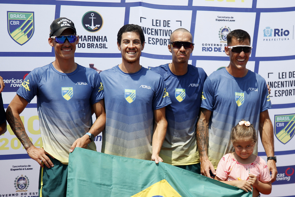 Foto: Satiro Sodré - COB - Piedro (E) remou em barco com os companheiros Evaldo Becker, Gabriel Oliveira e Olavo Soares