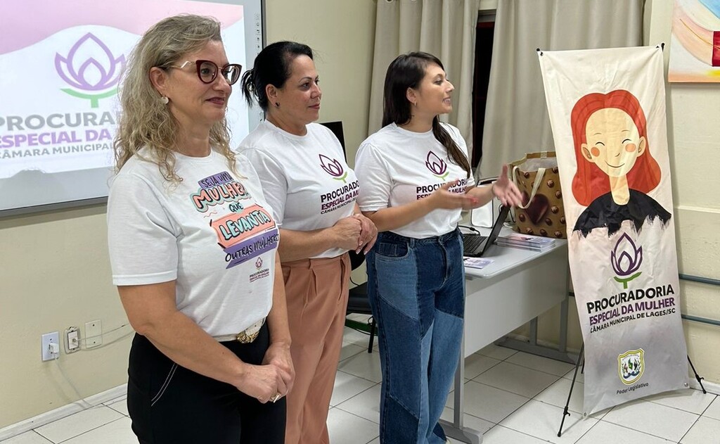 Procuradoria da Mulher faz palestra com alunos do Ceja