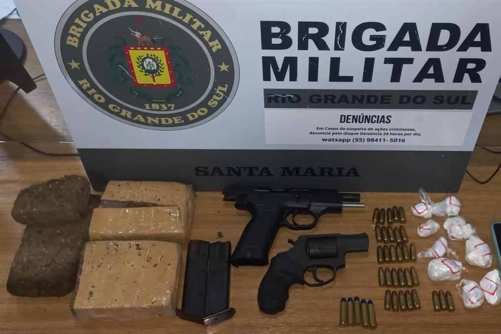 Foto: Brigada Militar - Drogas, um revólver, uma pistola e munições foram apreendidos pela Brigada Militar