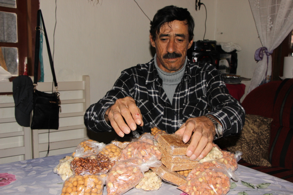 Aposentado incrementa renda com venda de doces