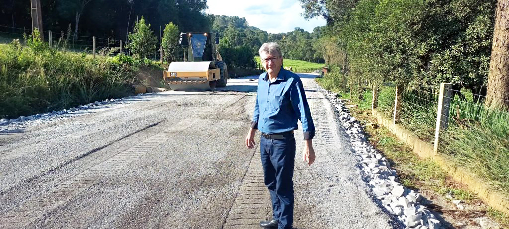  Prefeito de Capinzal (Dorini) realiza visita à obra de pavimentação entre a SC-150 e a localidade de Barro Preto