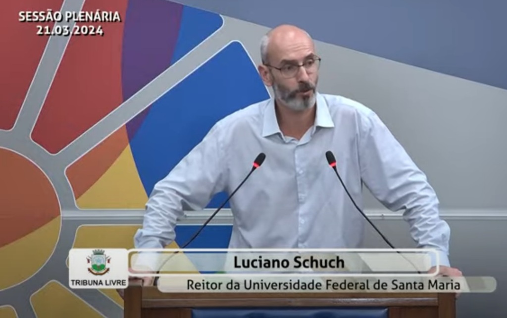 Foto: TV Câmara (reprodução) - Reitor Luciano Schuch esteve na sessão da Câmara de Vereadores desta quinta-feira
