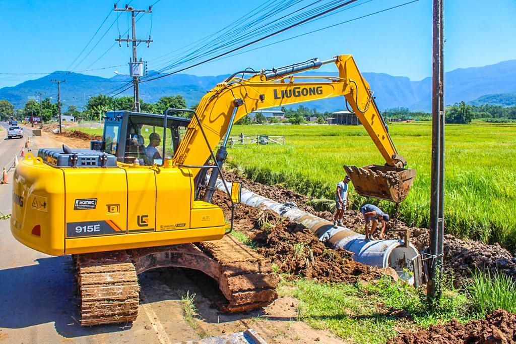 EQUIPES TRABALHAM NA CONSTRUÇÃO DA CICLOVIA  DO BAIRRO 1º DE MAIO EM PRAIA GRANDE