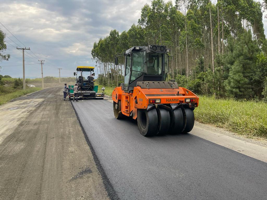 OBRAS DE ACESSO À BELLATORRES AVANÇAM  PARA ETAPA DE ASFALTAMENTO