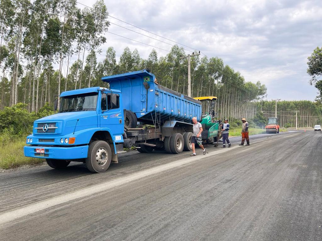 OBRAS DE ACESSO À BELLATORRES AVANÇAM  PARA ETAPA DE ASFALTAMENTO
