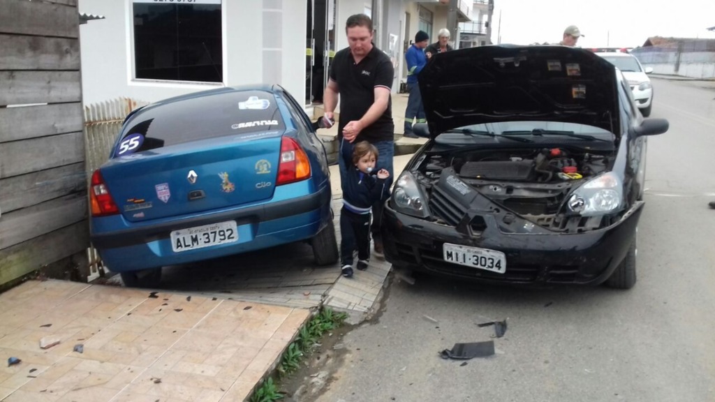 Carros batem de frente no bairro Pinheiros