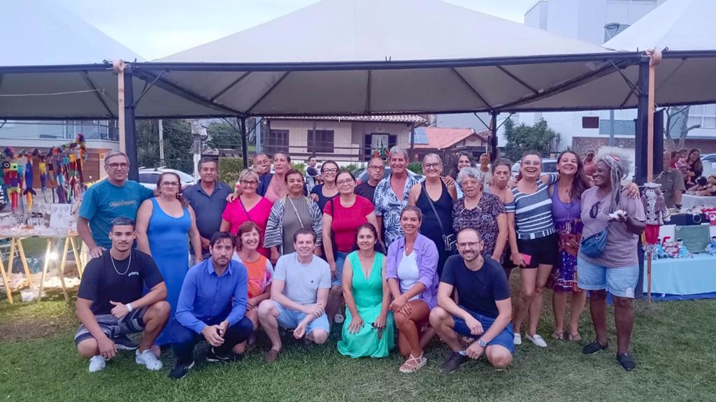 CONFRATERNIZAÇÃO ENTRE OS PARTICIPANTES  MARCA ENCERRAMENTO DA FEIRA DE VERÃO EM TORRES