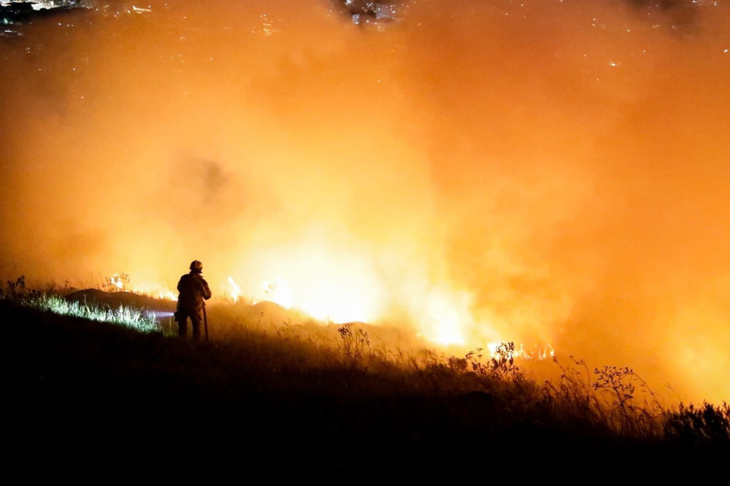 Incêndio de grandes proporções é combatido no Morro do Pacheco