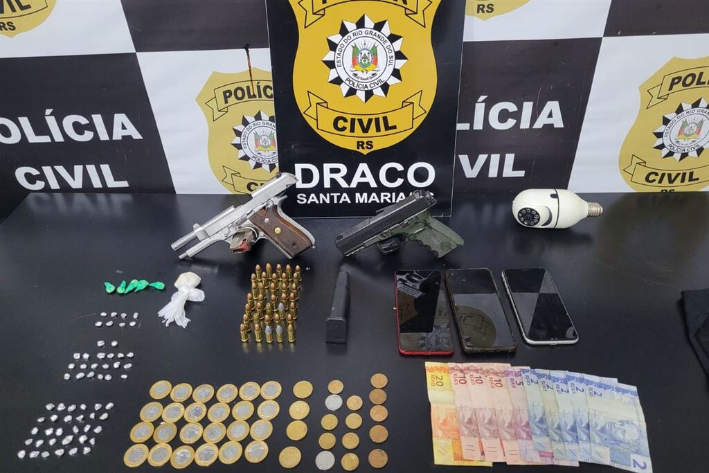 Foto: Polícia Civil - Armas, munições, drogas e dinheiro foram apreendidos durante a operação