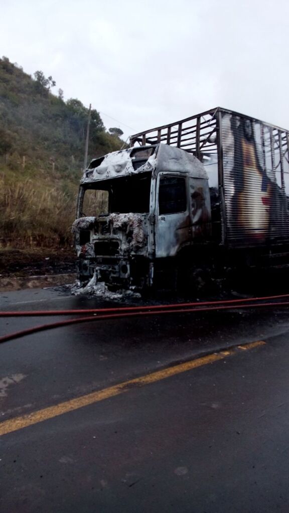 Trevo dos índios fechado após incêndio de Bi-trem na manhã deste sábado.