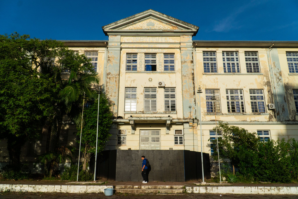 Porta interditada e reboco caindo: Instituto de Educação Olavo Bilac aguarda reforma há mais de 20 anos
