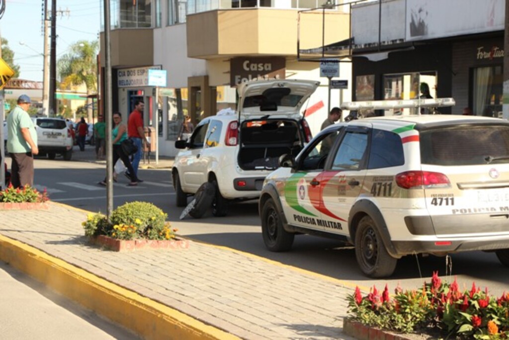 Motociclista fica ferida após colidir em veículo