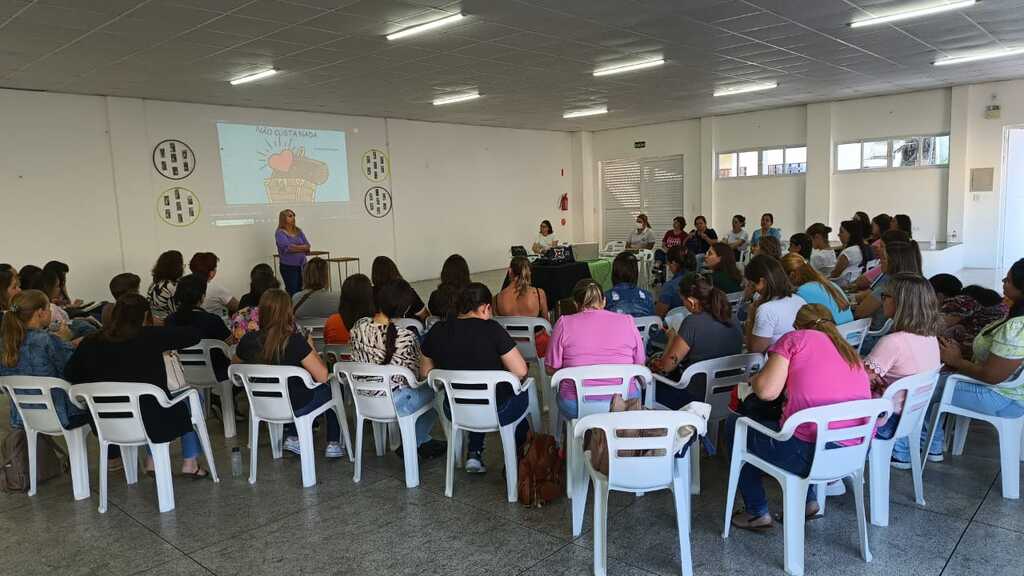 Equipe da Educação Infantil de Capinzal recebe formação com Nutricionista e Fonoaudióloga