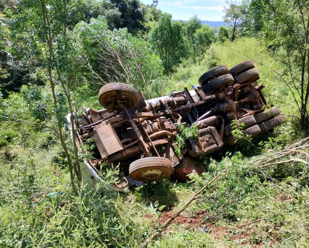 Queda de caminhão em ribanceira deixa vítima fatal